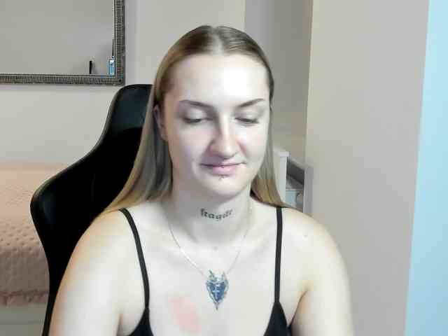 AlexaKisses webcam