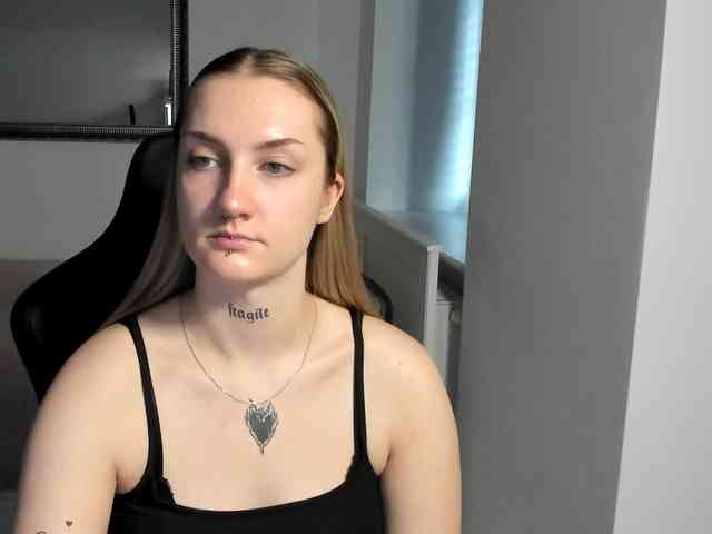 AlexaKisses webcam