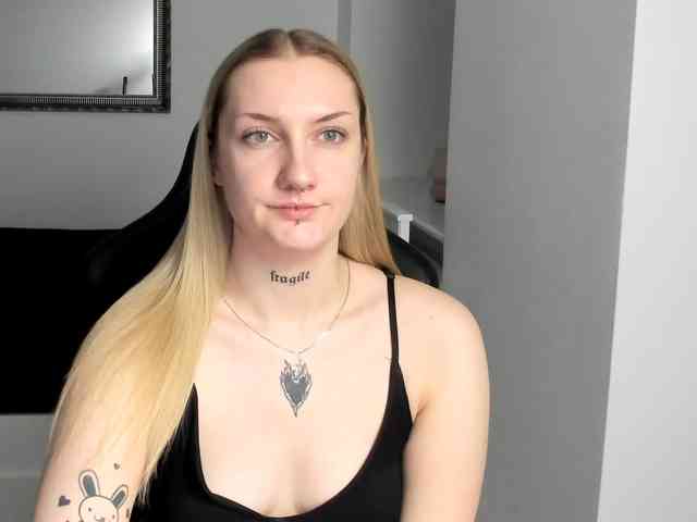 AlexaKisses webcam