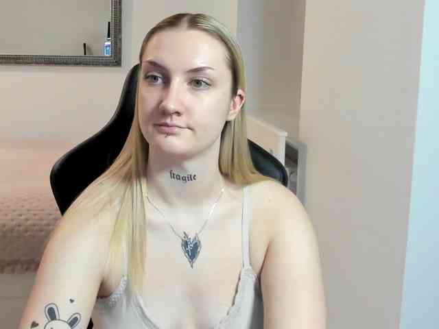 AlexaKisses webcam
