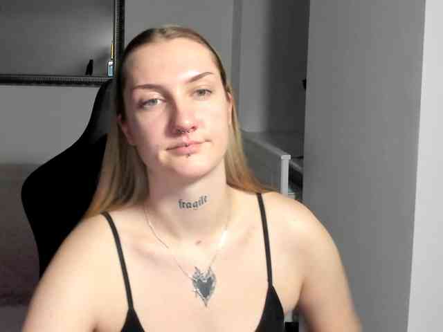 AlexaKisses webcam