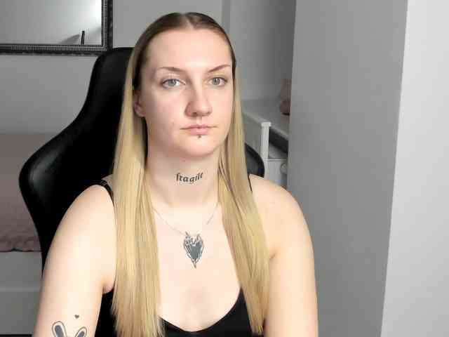 AlexaKisses webcam