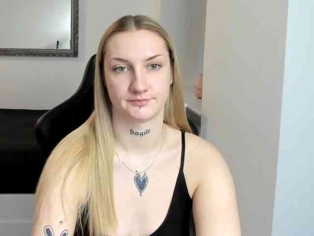 AlexaKisses webcam