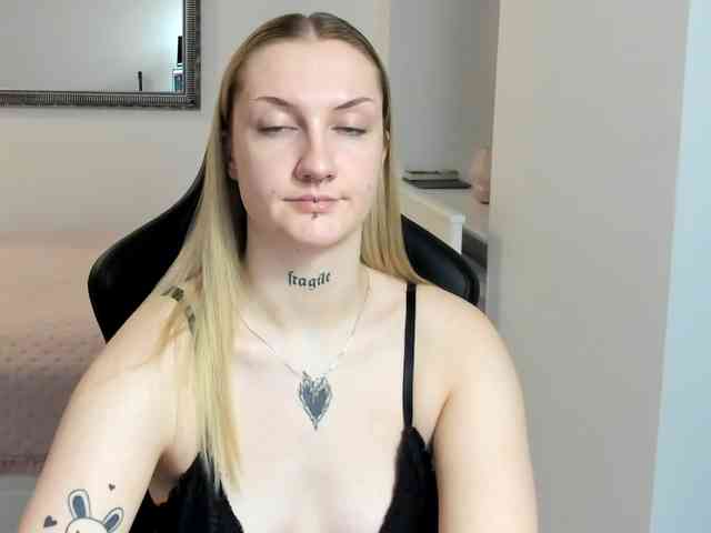 AlexaKisses webcam