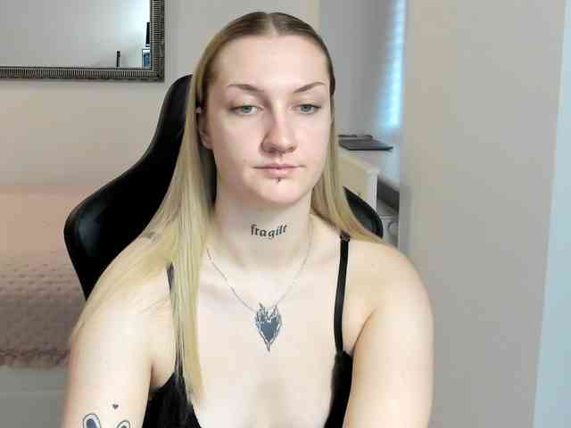 AlexaKisses webcam