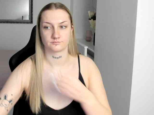 AlexaKisses webcam