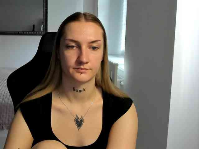 AlexaKisses webcam