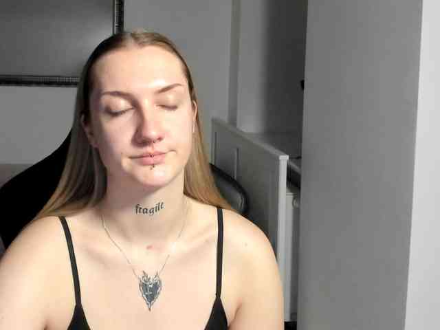 AlexaKisses webcam