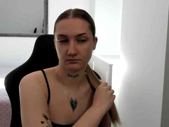 AlexaKisses webcam