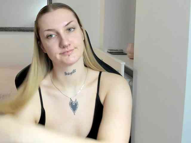 AlexaKisses webcam