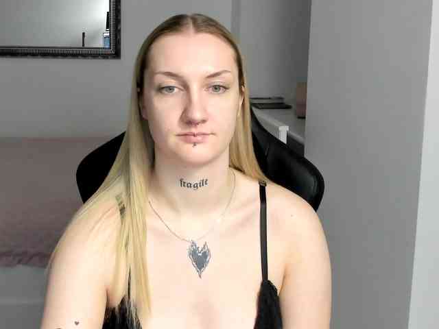 AlexaKisses webcam