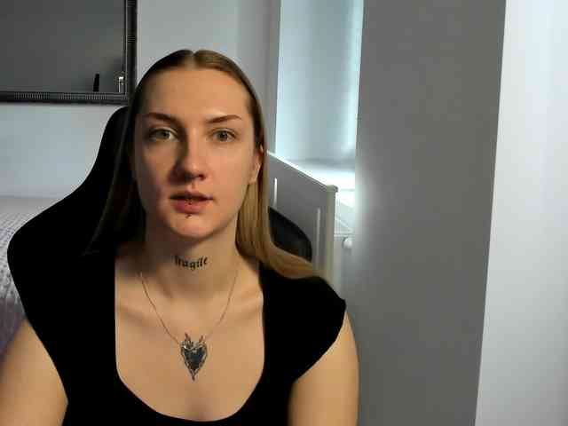 AlexaKisses webcam