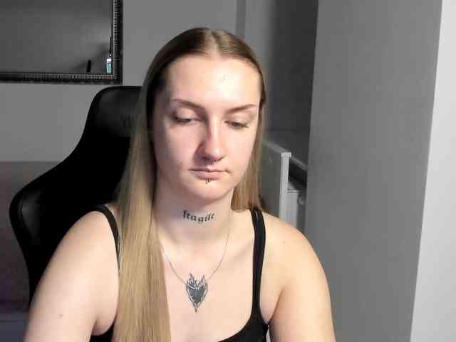 AlexaKisses webcam