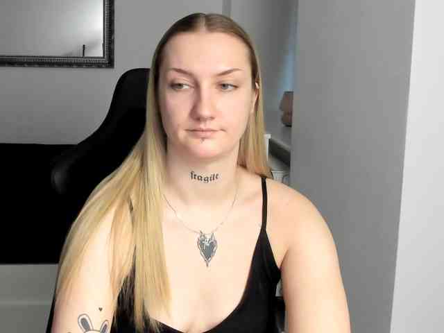 AlexaKisses webcam