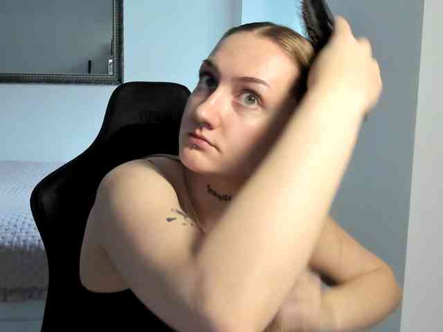 AlexaKisses webcam