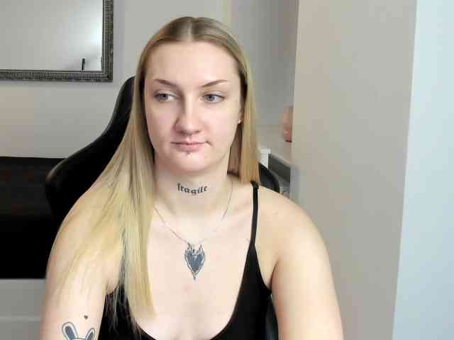 AlexaKisses webcam