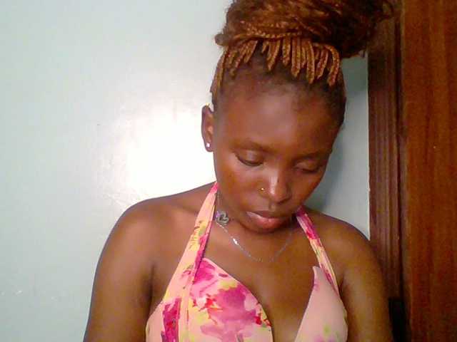 le modèle chocolate-brownie est en webcam porno dans un show sur le site bongacams, il possède les tags suivants: Ebony,Brunette,Trimmed