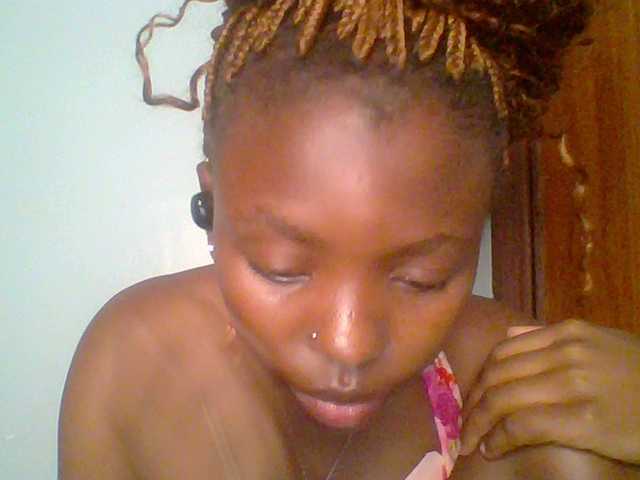 le modèle chocolate-brownie est en webcam porno dans un show sur le site bongacams, il possède les tags suivants: Ebony,Brunette,Trimmed