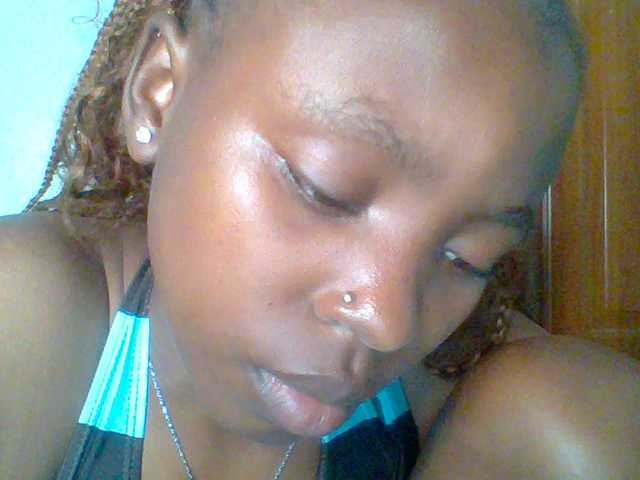 le modèle chocolate-brownie est en webcam porno dans un show sur le site bongacams, il possède les tags suivants: Ebony,Brunette,Trimmed