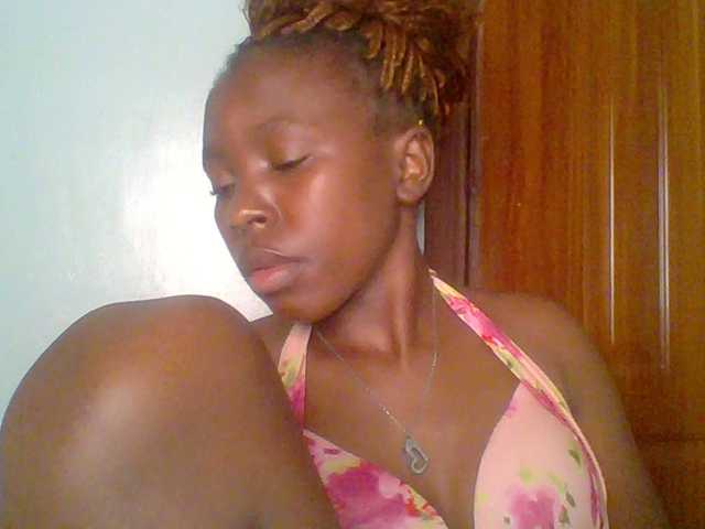 le modèle chocolate-brownie est en webcam porno dans un show sur le site bongacams, il possède les tags suivants: Ebony,Brunette,Trimmed