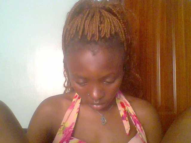 le modèle chocolate-brownie est en webcam porno dans un show sur le site bongacams, il possède les tags suivants: Ebony,Brunette,Trimmed