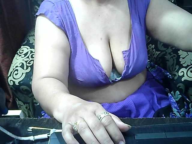 Indianbhabhimilf40's BongaCams show and profile
