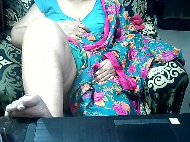 Indianbhabhimilf40's BongaCams show and profile