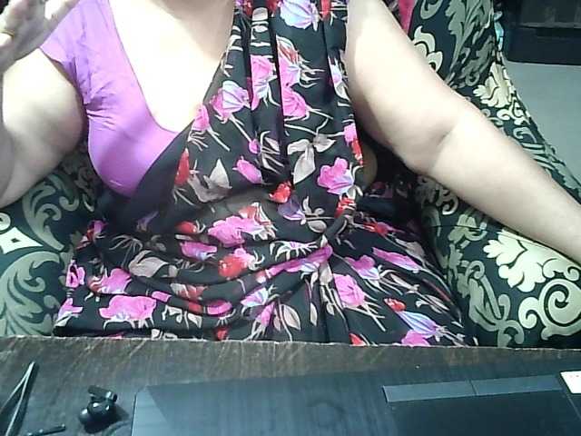 Indianbhabhimilf40's BongaCams show and profile