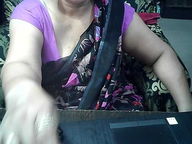 Indianbhabhimilf40's BongaCams show and profile