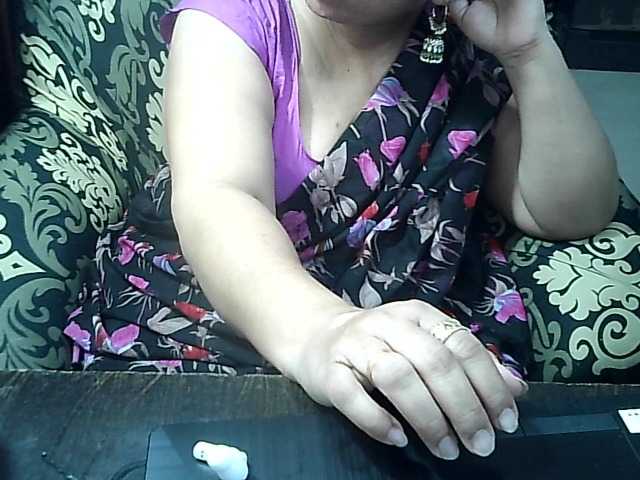 Indianbhabhimilf40's BongaCams show and profile