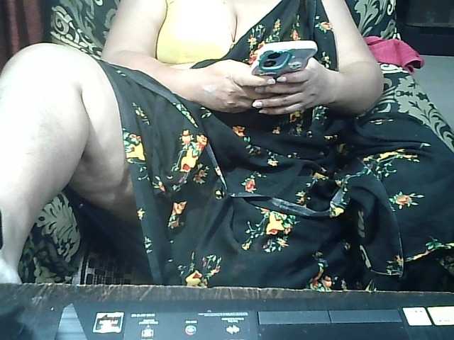 Indianbhabhimilf40 Live Cam on BongaCams