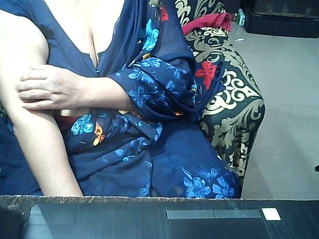 Indianbhabhimilf40's BongaCams show and profile