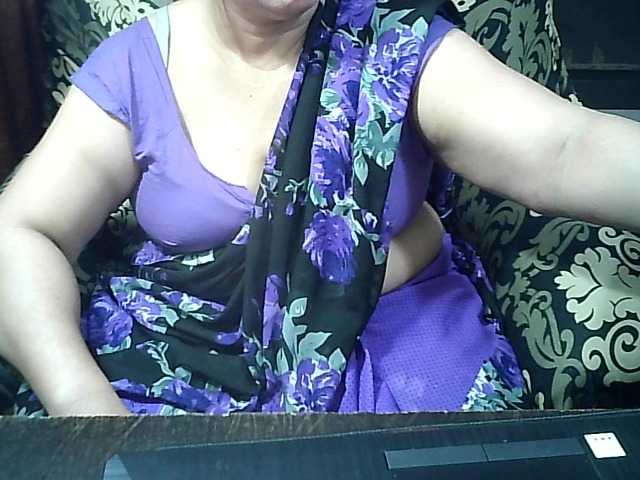 Indianbhabhimilf40's BongaCams show and profile