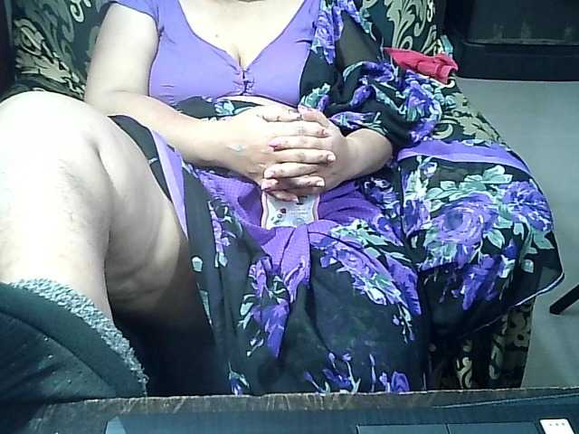 Indianbhabhimilf40's BongaCams show and profile