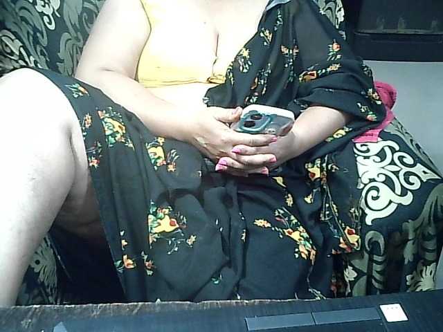 Indianbhabhimilf40's BongaCams show and profile