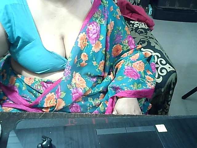 Indianbhabhimilf40's BongaCams show and profile