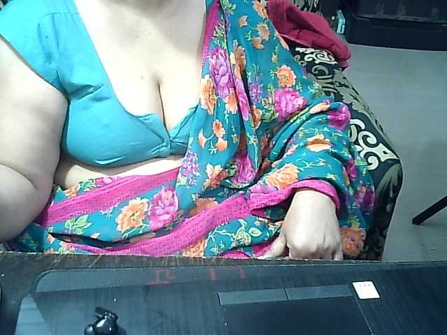 Indianbhabhimilf40's BongaCams show and profile