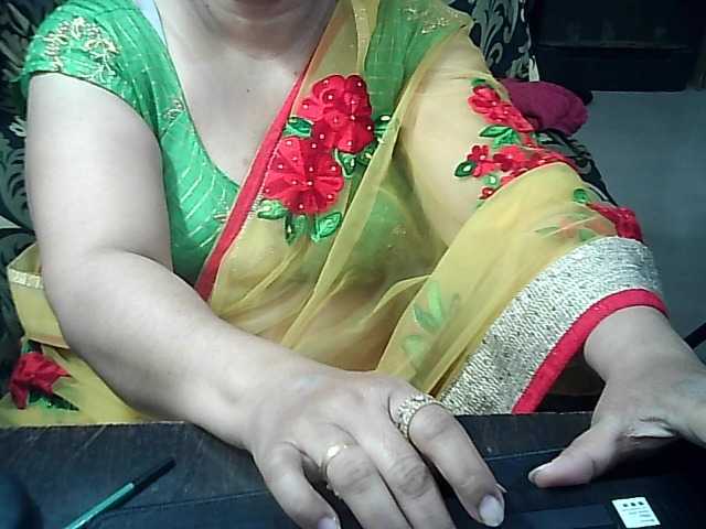 Indianbhabhimilf40's BongaCams show and profile