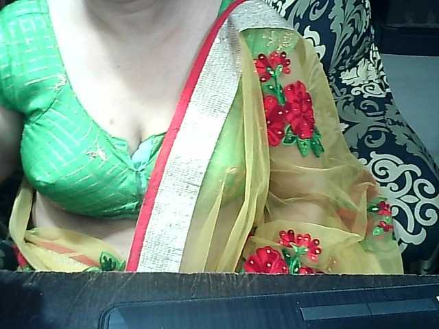 Indianbhabhimilf40's BongaCams show and profile