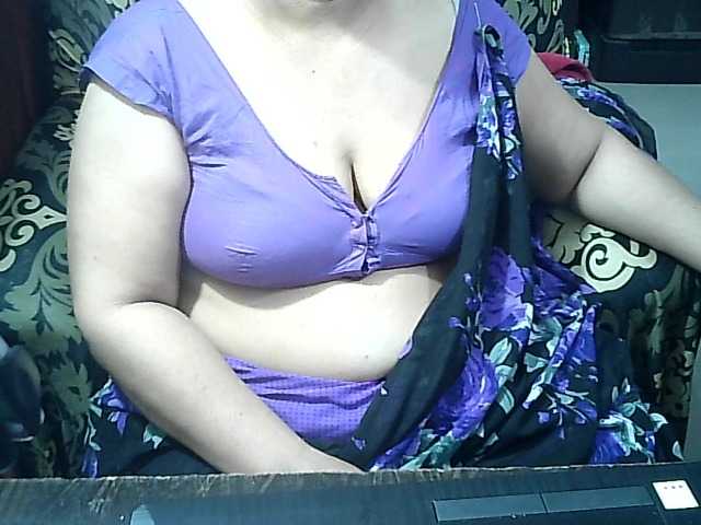 Indianbhabhimilf40's BongaCams show and profile