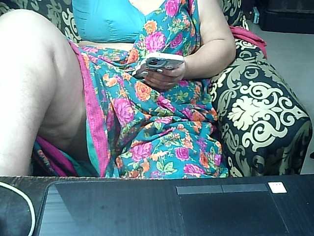 Indianbhabhimilf40's BongaCams show and profile
