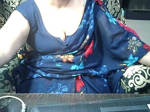 Indianbhabhimilf40's BongaCams show and profile