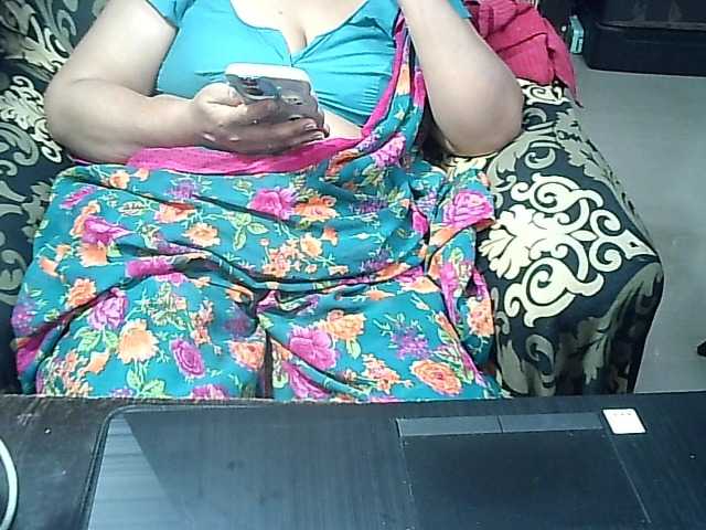 Indianbhabhimilf40's BongaCams show and profile