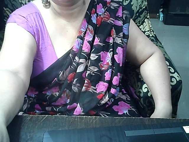 Indianbhabhimilf40's BongaCams show and profile