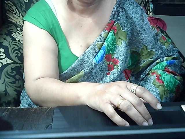 Indianbhabhimilf40's BongaCams show and profile