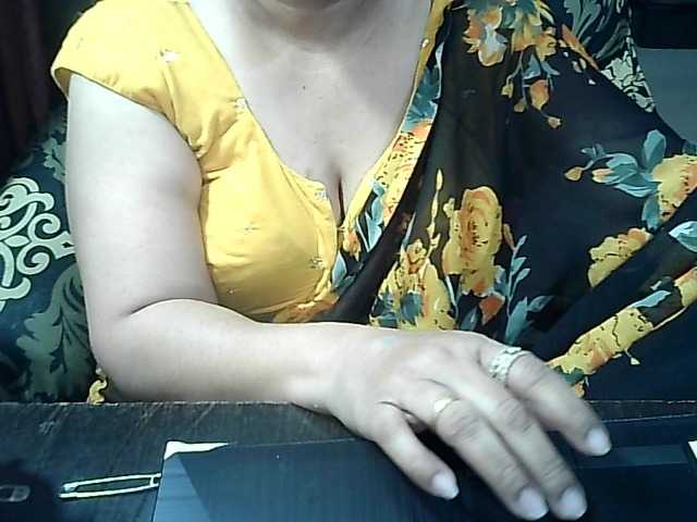 Indianbhabhimilf40's BongaCams show and profile