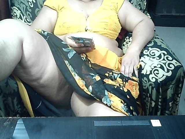 Indianbhabhimilf40's BongaCams show and profile