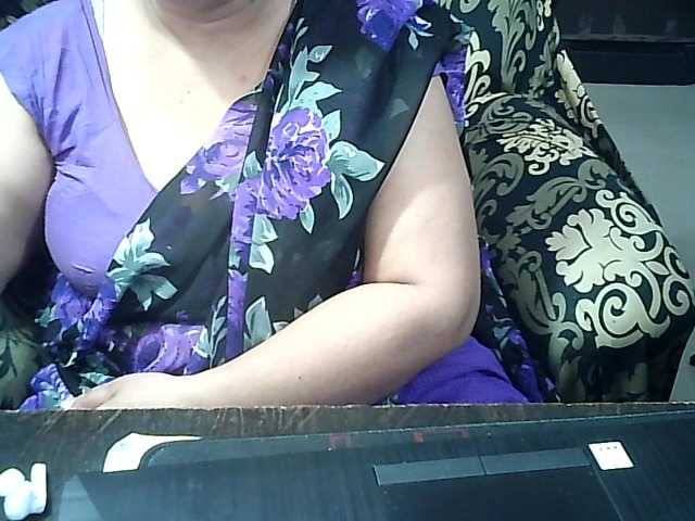 Indianbhabhimilf40's BongaCams show and profile