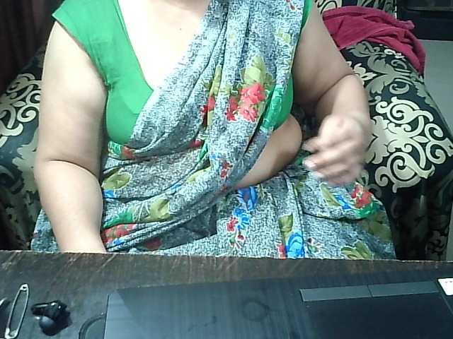 Indianbhabhimilf40's BongaCams show and profile