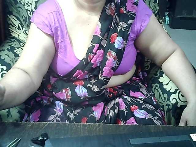 Indianbhabhimilf40's BongaCams show and profile